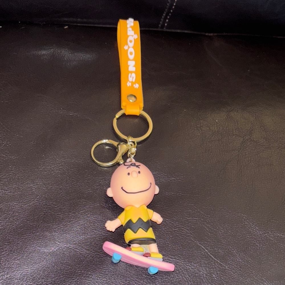 CHARLIE BROWN Keychain with Pink and Yellow Colors